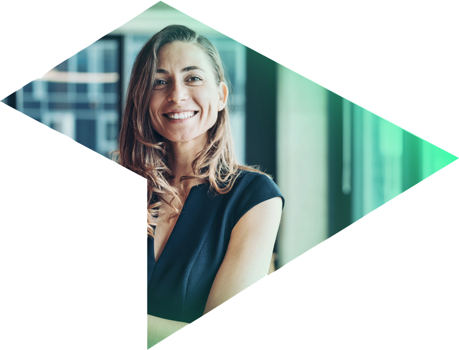 Femme dans la forme du logotype de Tenet